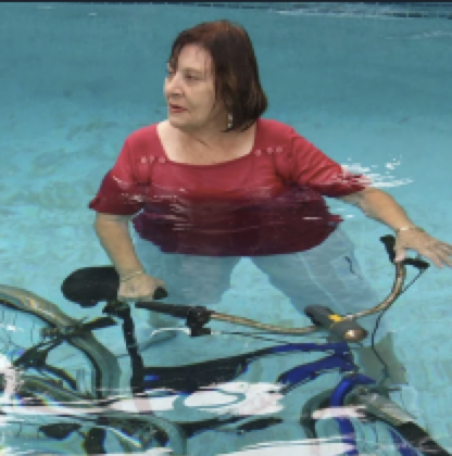 Наташа с Аней стоят на мосту и вскидывают руки, чтобы дать пять.