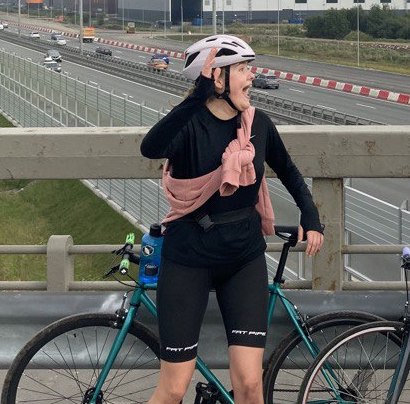 Наташа с Аней стоят на мосту и вскидывают руки, чтобы дать пять.