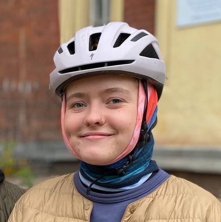 Наташа с Аней стоят на мосту и вскидывают руки, чтобы дать пять.